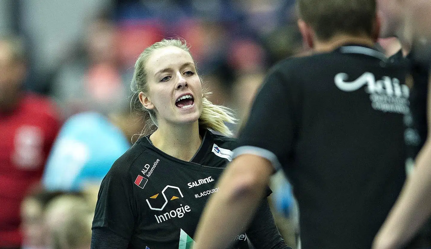 Anne Cecilie la Cour i aktion på håndboldbanen.