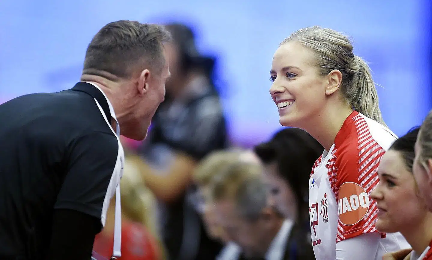 Anne Cecilie la Cour er udtaget til december måneds EM-slutrunde. Sidst hun spillede på landsholdet var ved EM 2016, hvor hun her modtager instrukser af landstræner Klavs Bruun Jørgensen.