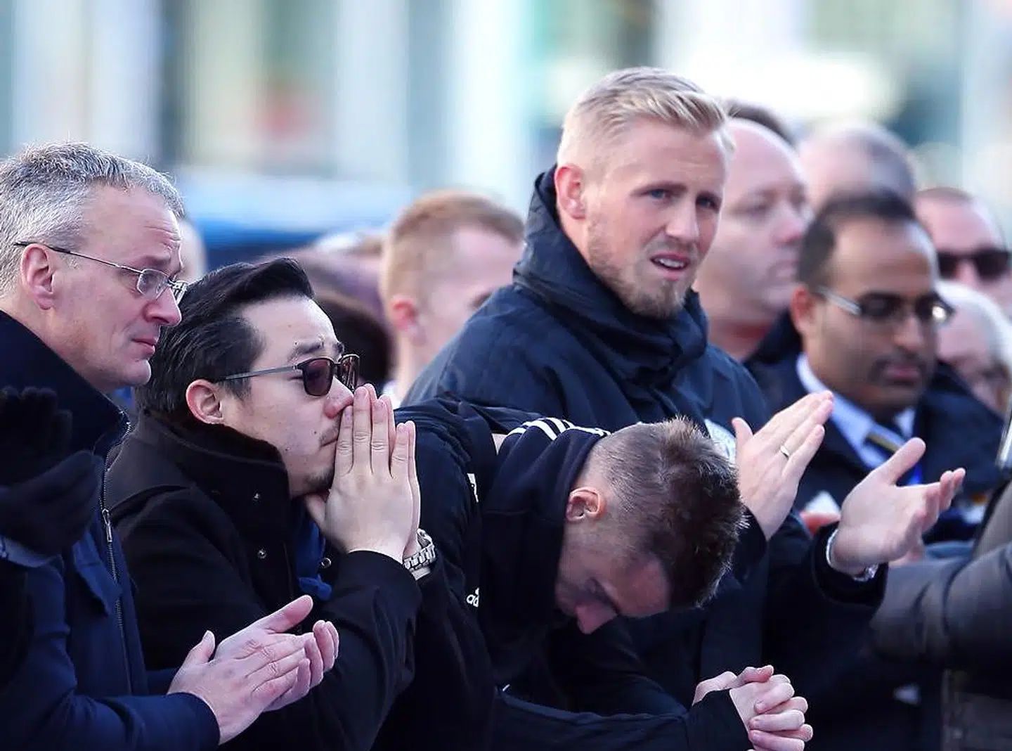 Vichai Srivaddhanaprabhas søn, Aiyawatt Srivaddhanaprabha, Jamie Vardy og Kasper Schmiechel ser sørgende til uden for King Power Stadium.