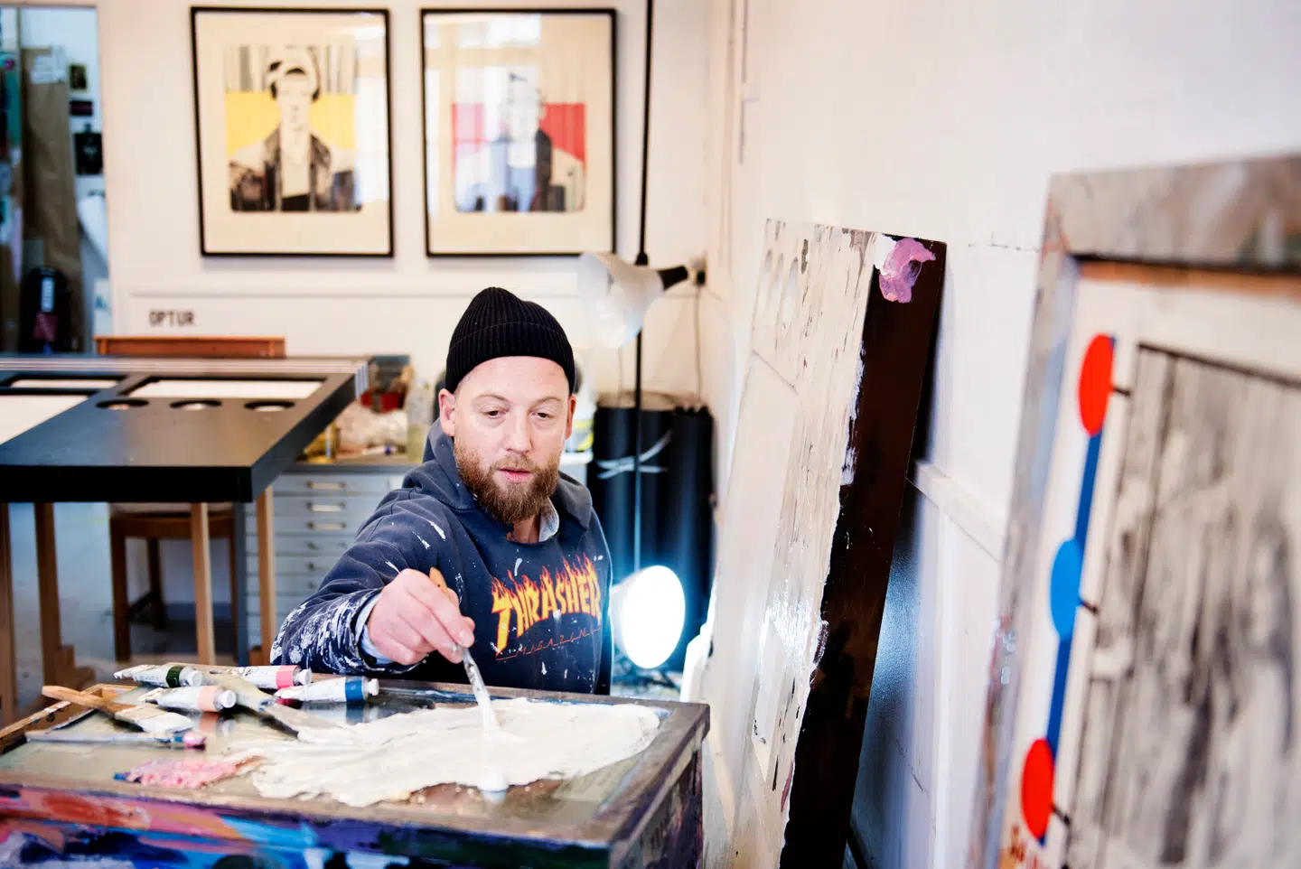 Kasper Eistrup i hans atelier i Kødbyen på Vesterbro. Kasper Eistrup huskes af mange som forsanger i bandet Kashmir. De seneste år har han koncentreret sig om billedkunsten.