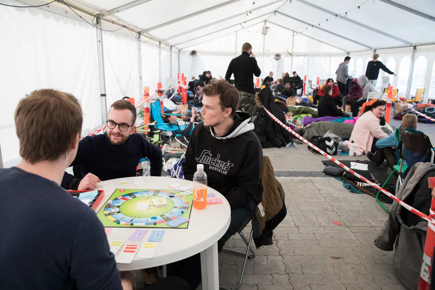 Nicklas Iversen, (tv) 27, iværkstætter, håber på iPad eller støvsuger og Eskild Kristiansen, 26 matematikstuderende, håber på støvsuger, men regner ikke med noget,han hygger bare med vennerne.