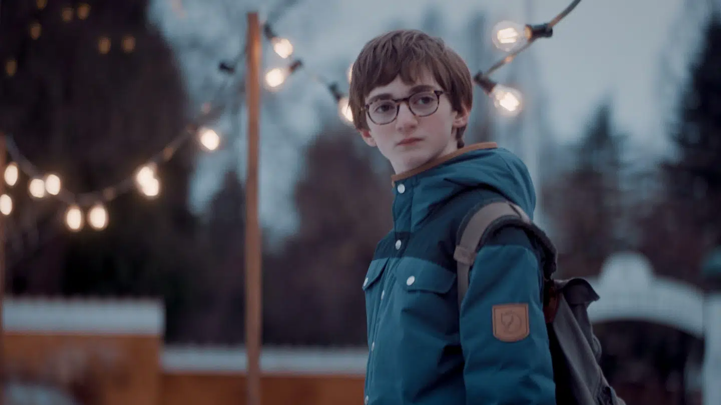 Kian Lawson-Khalil i rollen som Theo.