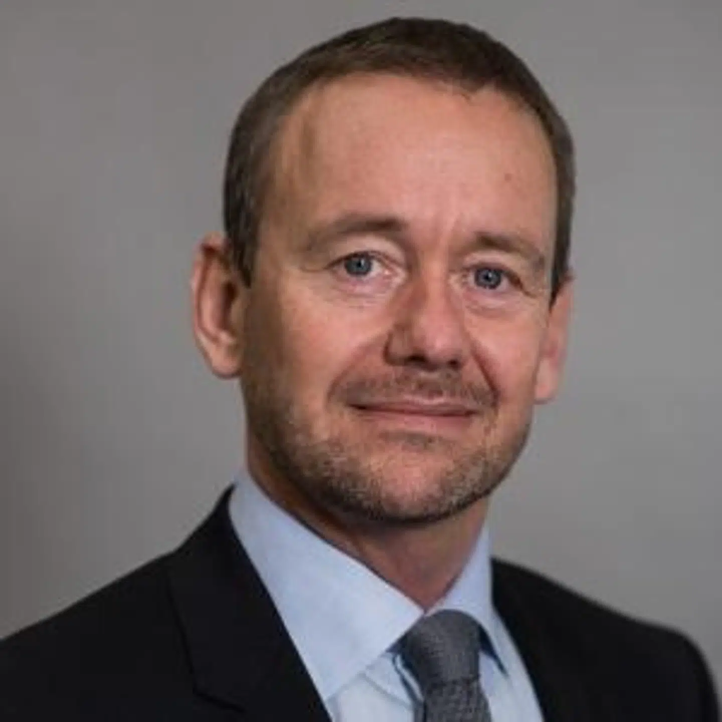 Byrådsmedlem Kenneth Birkholm, der er gruppeformand for de konservative lokalpolitikere i Rudersdal Kommune i Nordsjælland, er netop blevet tiltalt for momssvindel for godt 650.000 kr. og bør ifølge Nordsjællands Politi idømmes fængselsstraf.