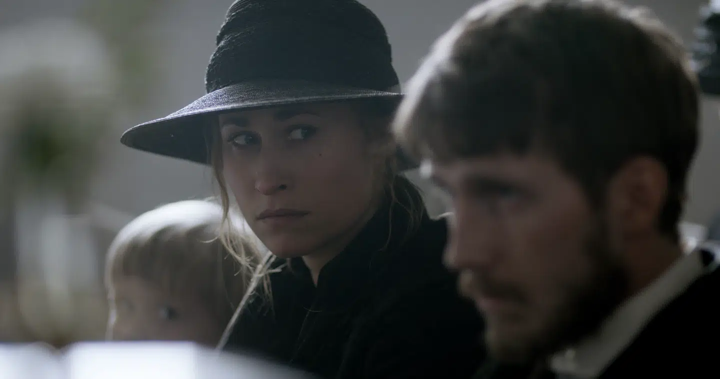 Rosalinde Mynster kæmper med et underligt manuskript og med sin mand, Esben, i I Krig og Kærlighed