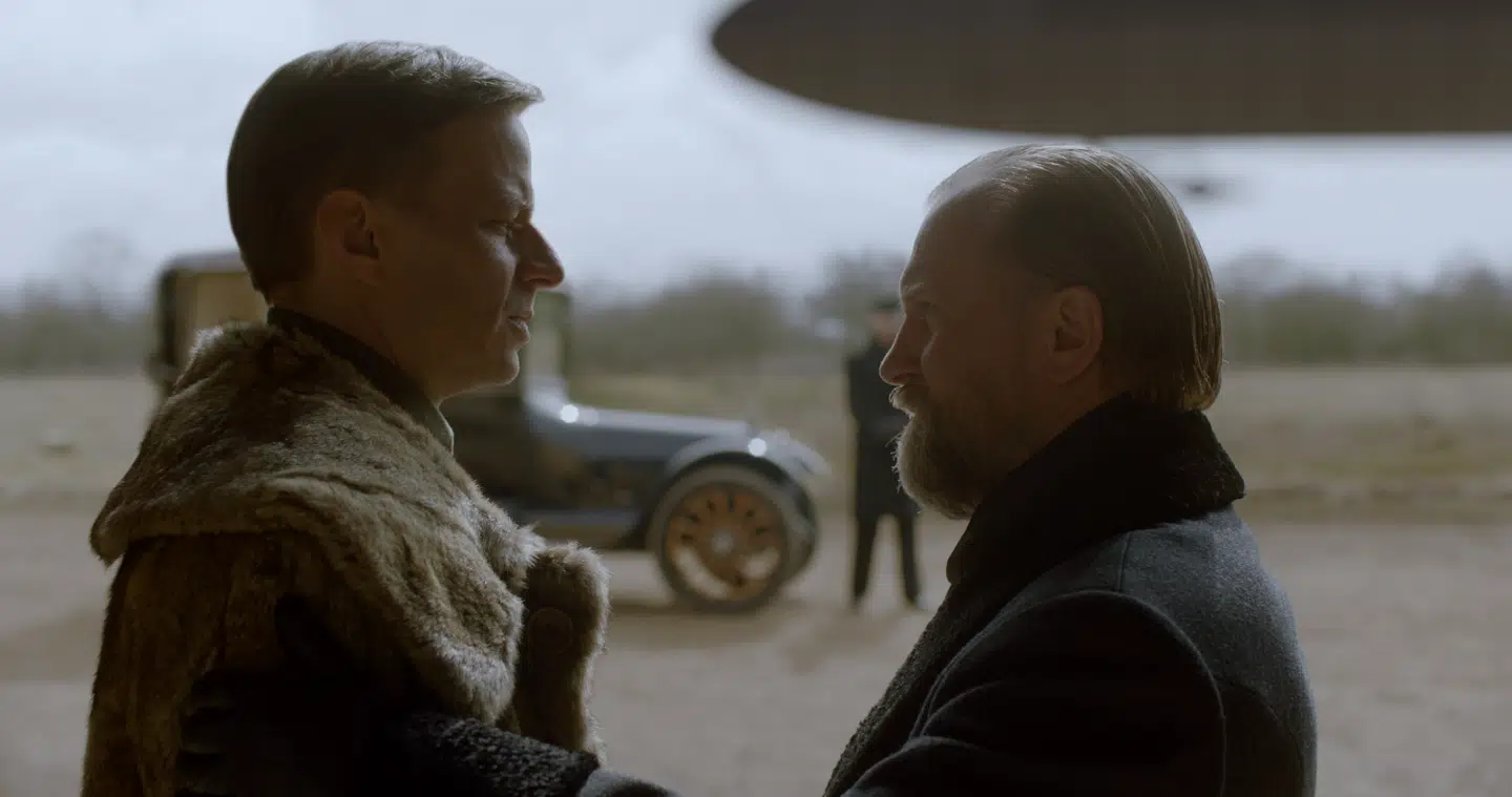 Tom Wlaschiha (til venstre) som den gode tysker overfor Ulrich Thomsen, der bare er almindeligt gemen i "I Krig og Kærlighed"