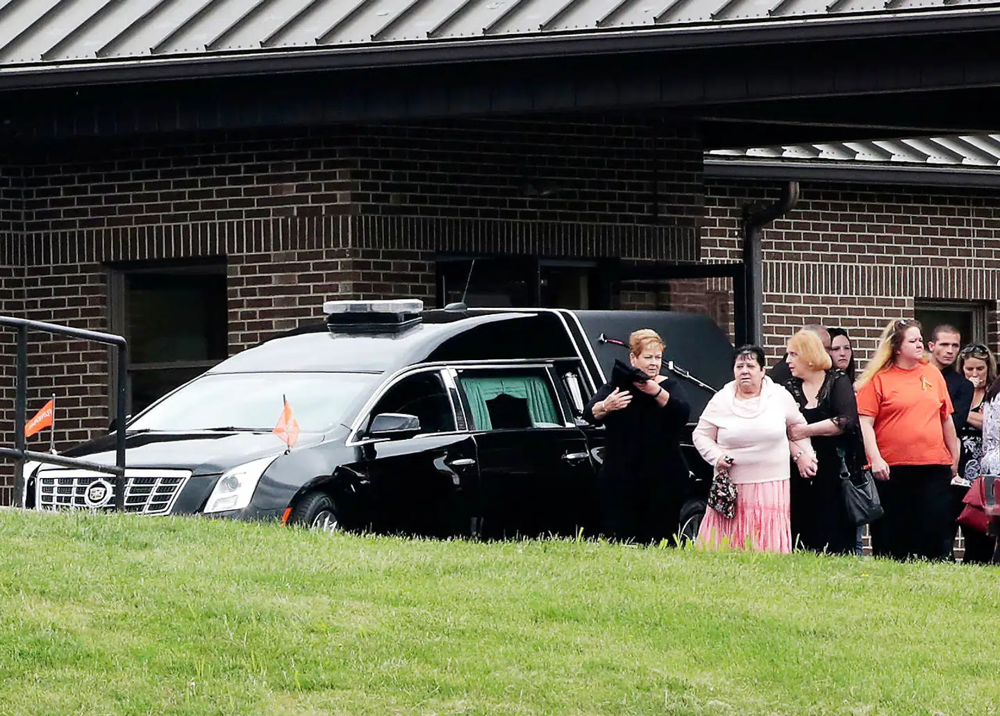 Billedet her stammer fra begravelsen af seks af de otte ofre for massakren på Rhoden-familien.