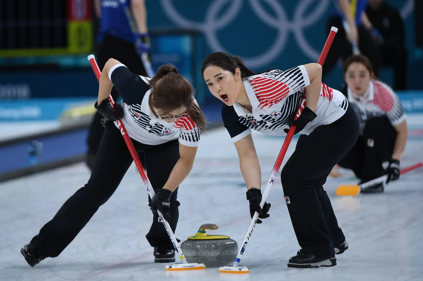 Sydkoreas curlingkvinder nåede hele vejen til finalen i Pyeongchang, hvor de tabte til Sverige. Undervejs blev de døbt hvidløgspigerne, fordi de kom fra en provins, hvor der dyrkes hvidløg. Wang Zhao / arkiv/Ritzau Scanpix