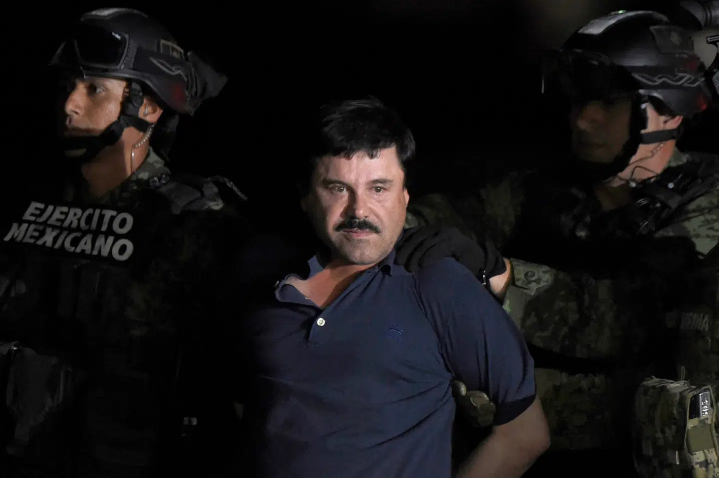 Joaquin El Chapo Guzman blev udleveret til USA i 2017. To gange tidligere er det lykkedes narkobossen at flygte fra mexicanske fængsler. Billedet her er fra januar 2016, hvor han bliver ført ind i en helikopter efter at være blevet anholdt i Los Mochis i delstaten Sinaloa. Alfredo Estrella/Ritzau Scanpix
