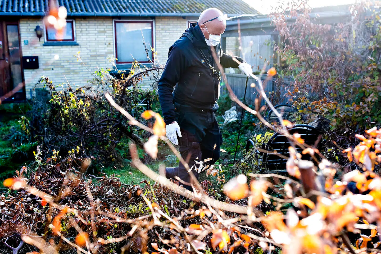 68-årig kvinde er blevet anholdt og sigtet for at have dræbt sin mand og bagefter parteret liget med en fukssvans. Eftersøgning af ligrester på Tofteleddet 9 i Herlev, tirsdag den 6. november 2018.