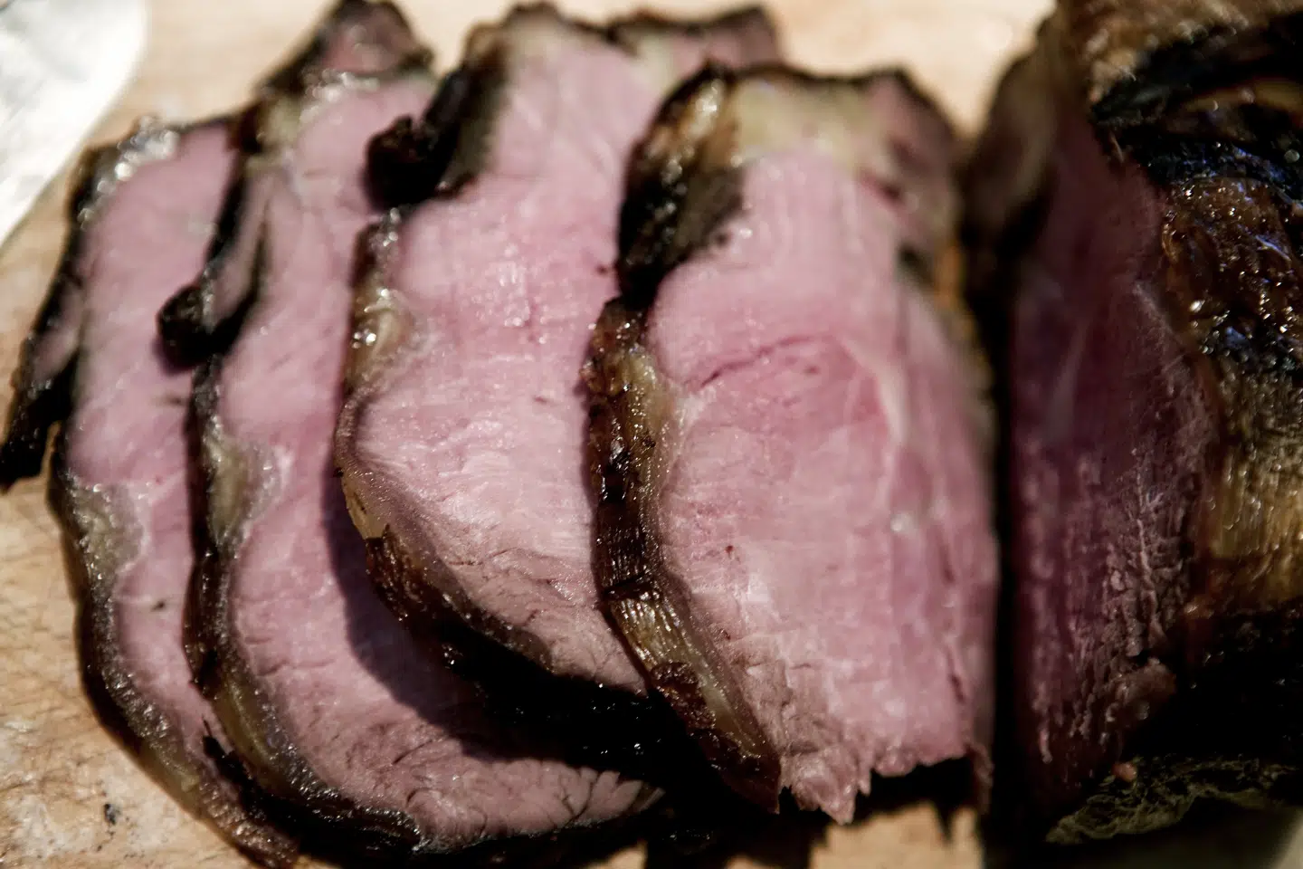 Erhvervsdrivende må ikke modtage kontantbeløb på 50.000 kroner og derover. Den regel har netop udløst en bøde til en restauratør i Midtjylland. (Arkivfoto) Jeppe Carlsen/Ritzau Scanpix