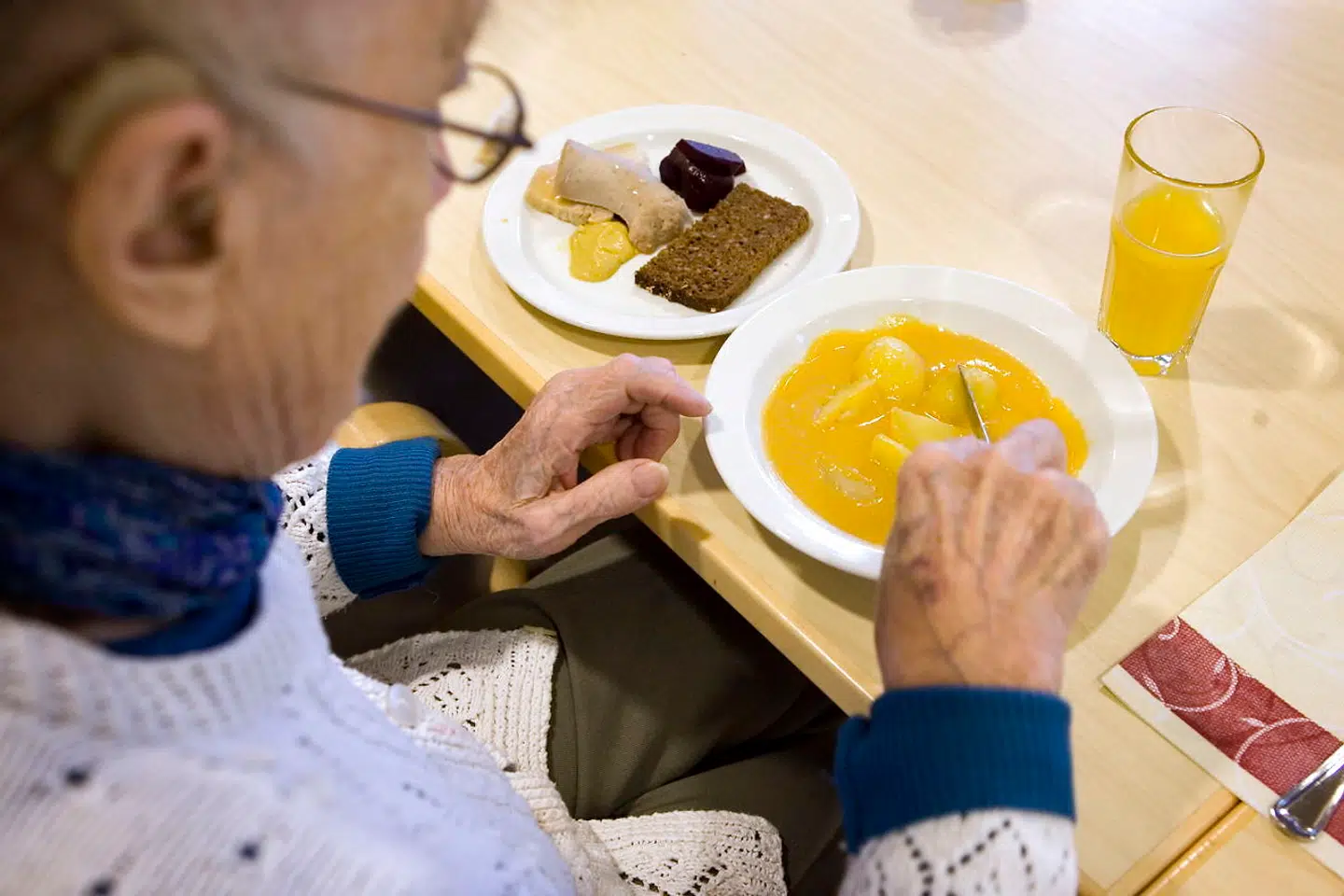 Danske Seniorer om dyrere ældremad: Svage har sorteper BV.: ARKIVFOTO af ældre der spiser- - Se RB 5/10 2014 09.24. Kommunens håndmadder til ældre skal være langtidsholdbare, og det betyder vakuumpakket mad.(Foto: Jens Nørgaard Larsen/Scanpix 2014)
