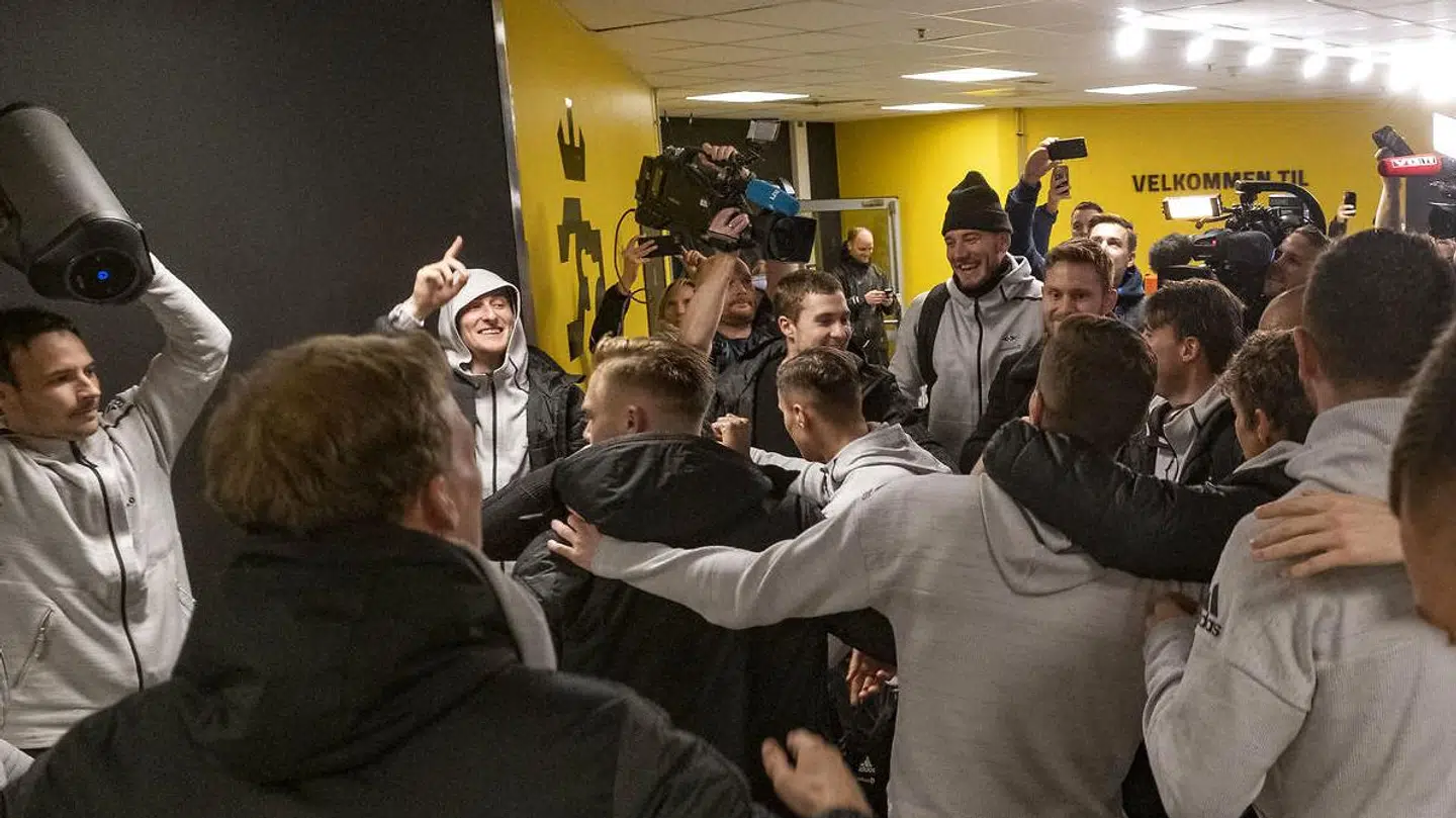 Rosenborg-spillerne og Bendtner fejrer mesterskabet.