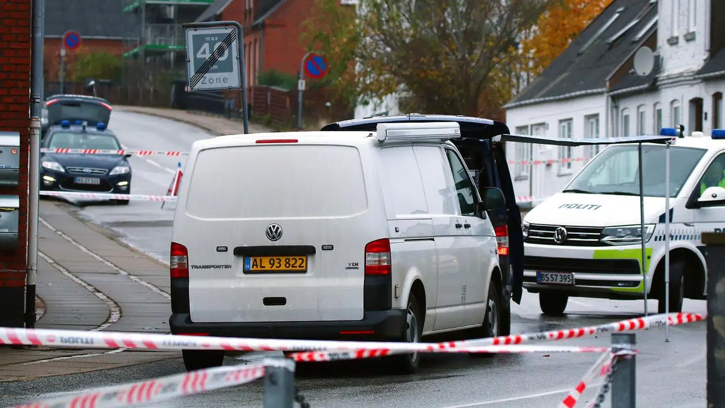 Politiets teknikere er fortsat massivt til stede på Nørregade i Hadsund, efter en 40-årig kvinde blev fundet dræbt og forsøgt parteret. En 28-årig mand er sigtet i sagen.