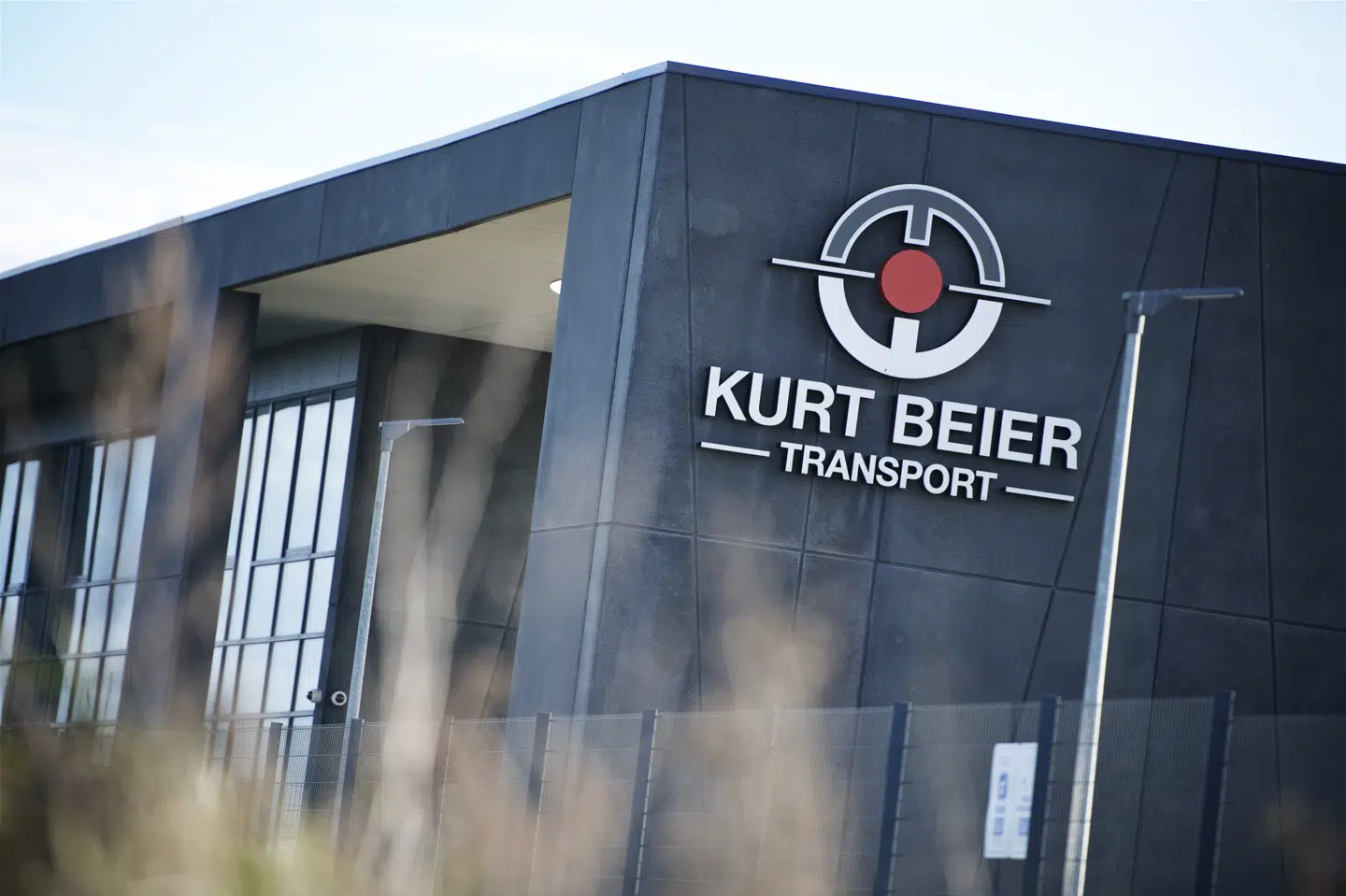 Vognmandsvirksomheden Kurt Beier Transport A/S' domicil og hovedkvarter i Esbjerg. Aabenraa Kommune politianmelder transportfirmaet Kurt Beier Transport for omstridt chaufførlejr i Padborg. Det skriver Fagbladet 3F. (Arkiv). Christer Holte/Ritzau Scanpix