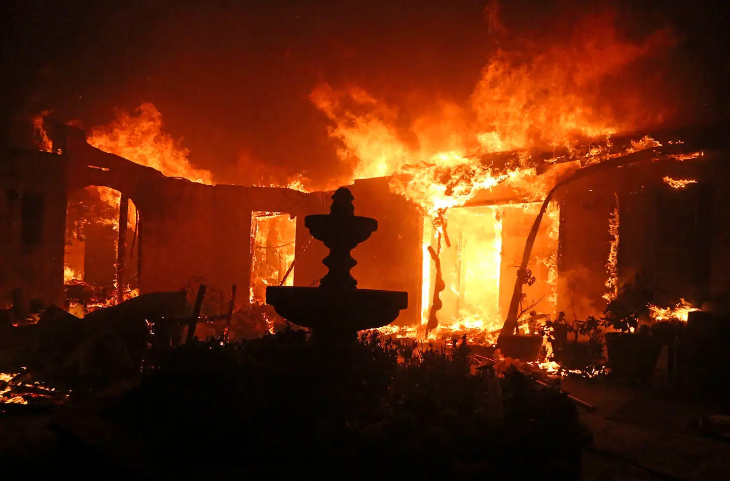Her ses et hus i brand i Point Dume-området i Malibu.