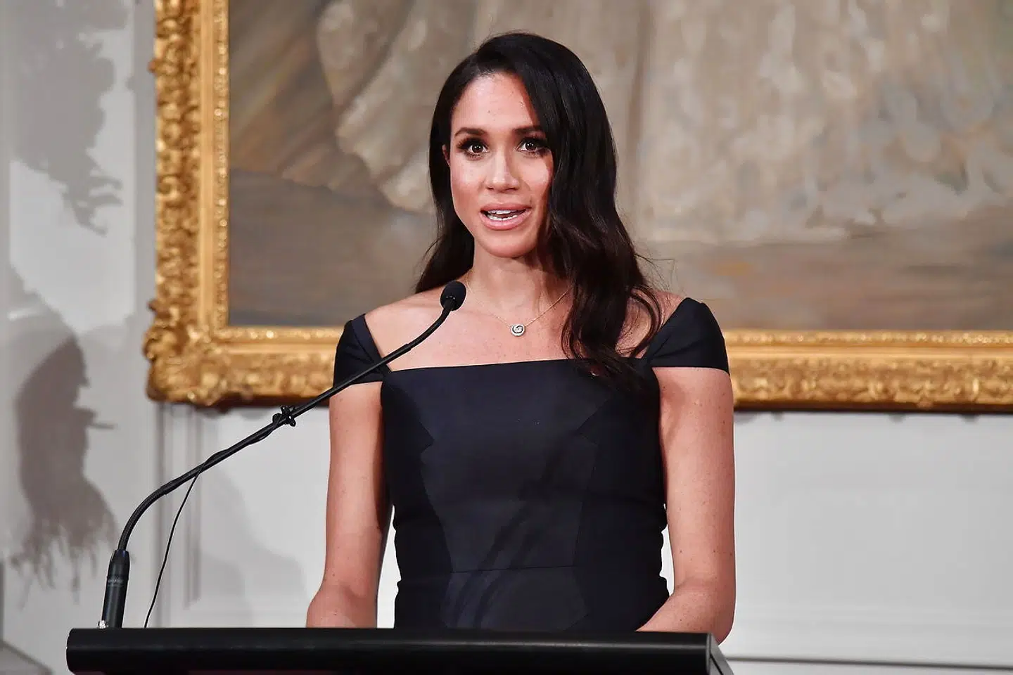 Meghan Markle giver en tale under besøget til New Zealand. Det var under en video af det besøg, at Meghan Markle blev udsat for racistiske kommentarer.