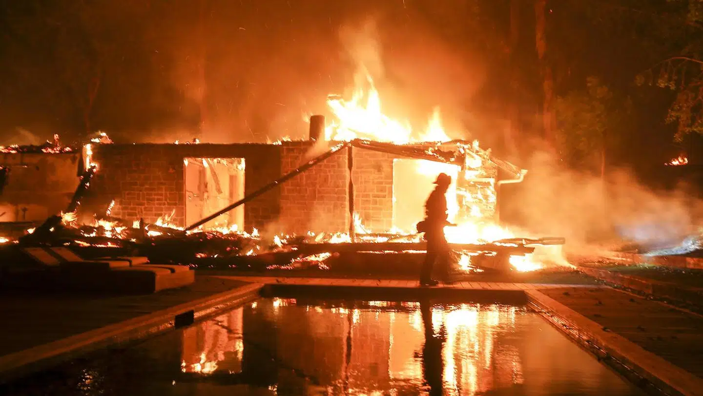 Brandmand forsøger at redde hus fra flammerne