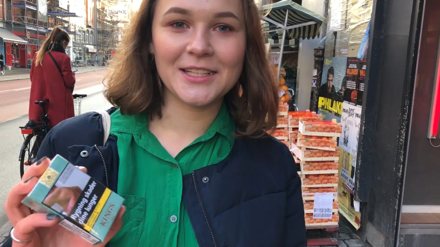 16-årige Izabella tog ud en tirsdag formiddag og forsøgte at købe cigaretter. Hun fik lov til at købe en pakke blå King's i otte ud af ti butikker.