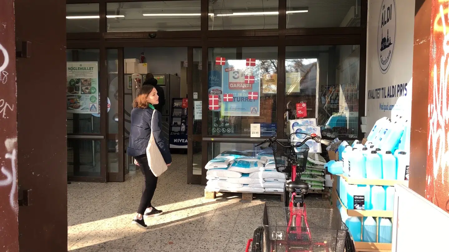 De danske supermarkeder har sagt, at de vil gøre mere for at forhindre, at unge ryger, men den oplevelse havde 16-årige Izabella ikke, da hun fik lov til at købe cigaretter i otte forretninger, selv om man skal være 18 år.