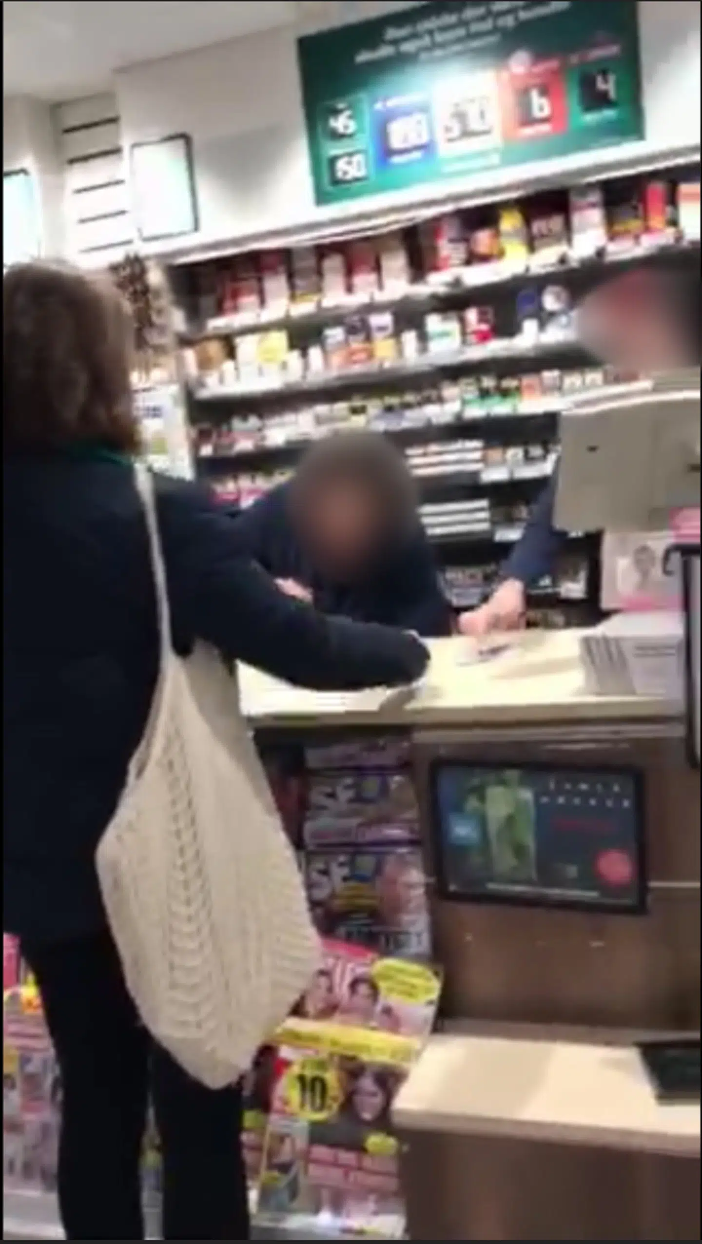 B.T. filmede i hemmelighed, mens Izabella Rasmussen købte cigaretter. De ansatte er slørede af hensyn til deres job.