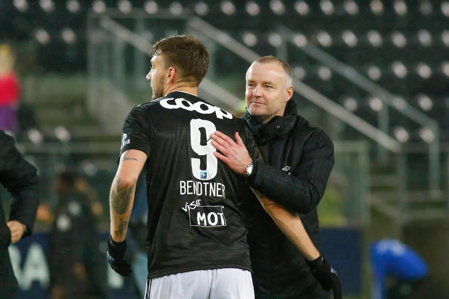 Nicklas Bendtner og træner Rini Coolen, efter at guldet er kommet i hus.