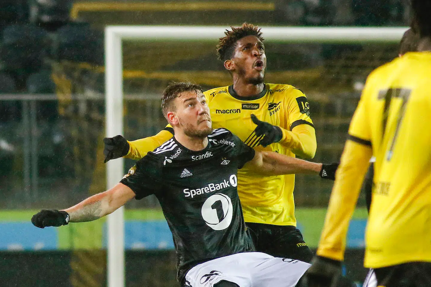 Kristiansand 20181111. Starts Damion Lowe og Rosenborgs Nicklas Bendtner under eliteseriekampen i fotball mellom Start og Rosenborg på Sør Arena. Foto: Tor Erik Schrøder / NTB scanpix. (Foto: Schrøder, Tor Erik/Ritzau Scanpix)
