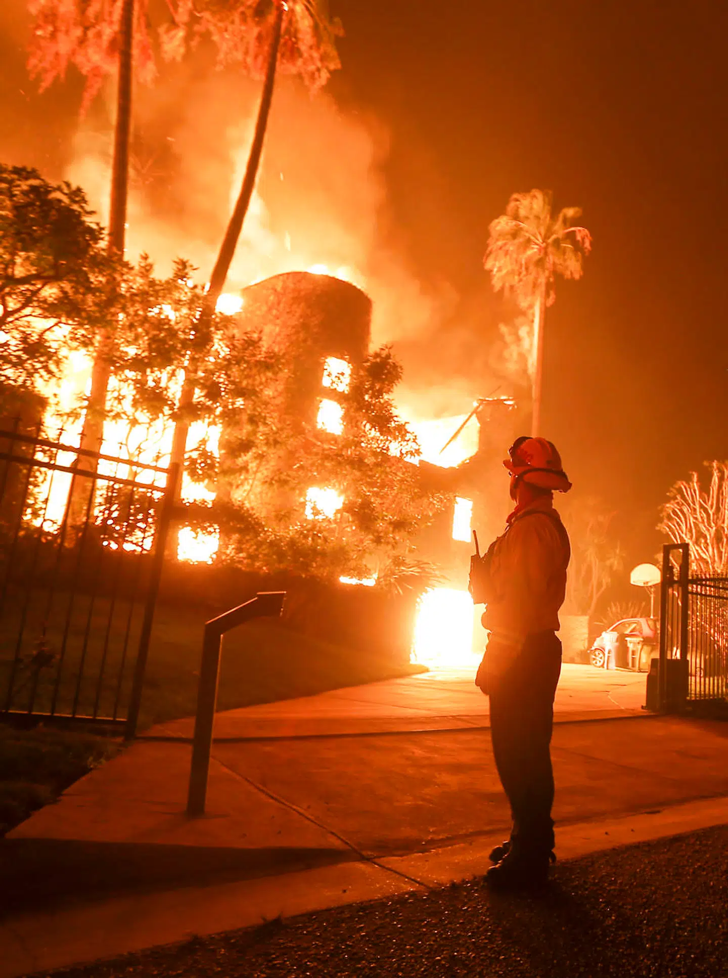 En brandmand holder vagt idet skovbranden raserer et hus i Malibu, Californien.