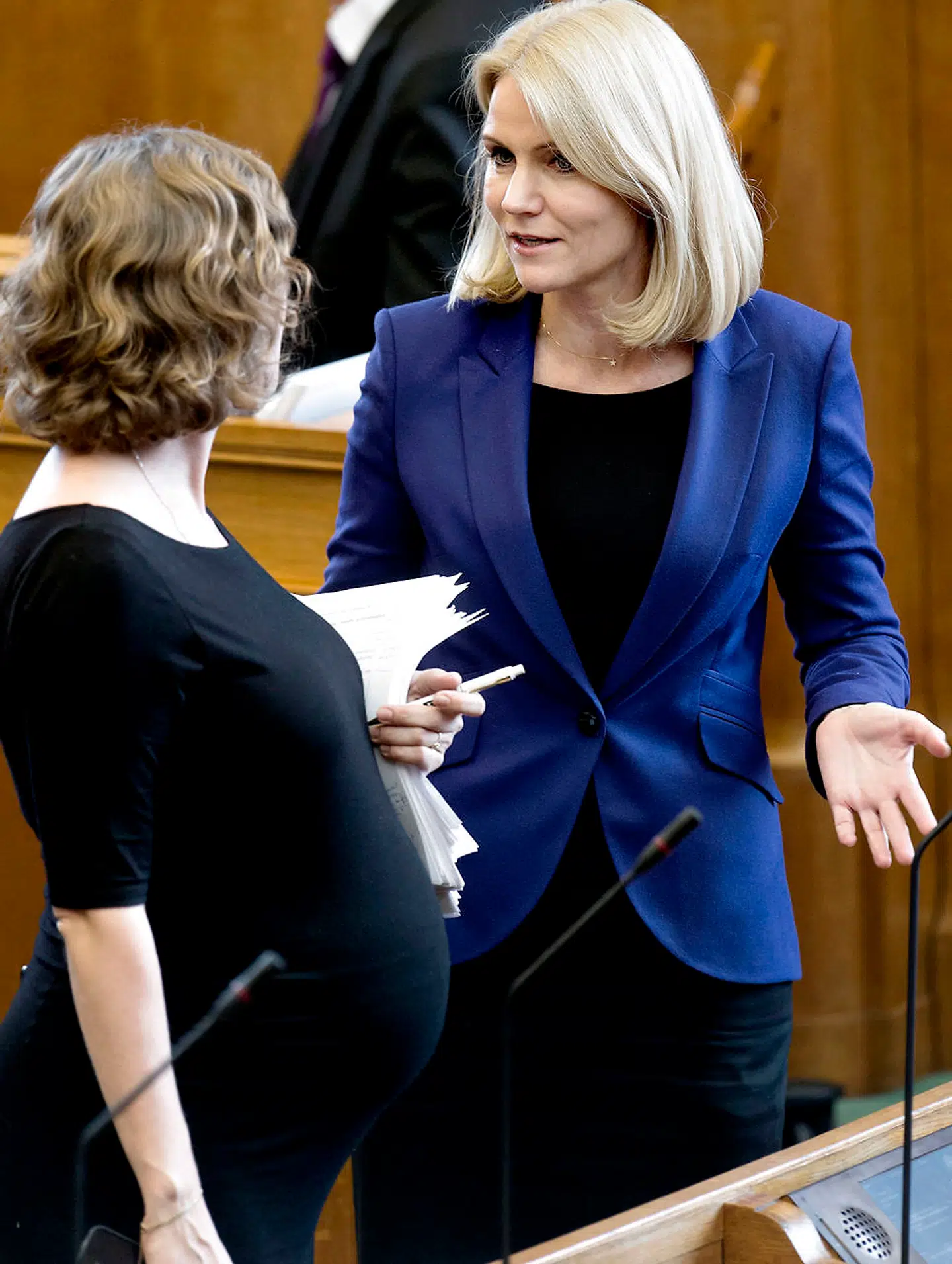 Statsminister Helle Thorning-Schmidt taler med Maja Panduro ved åbningsdebatten 9. oktober 2014 i Folketinget.