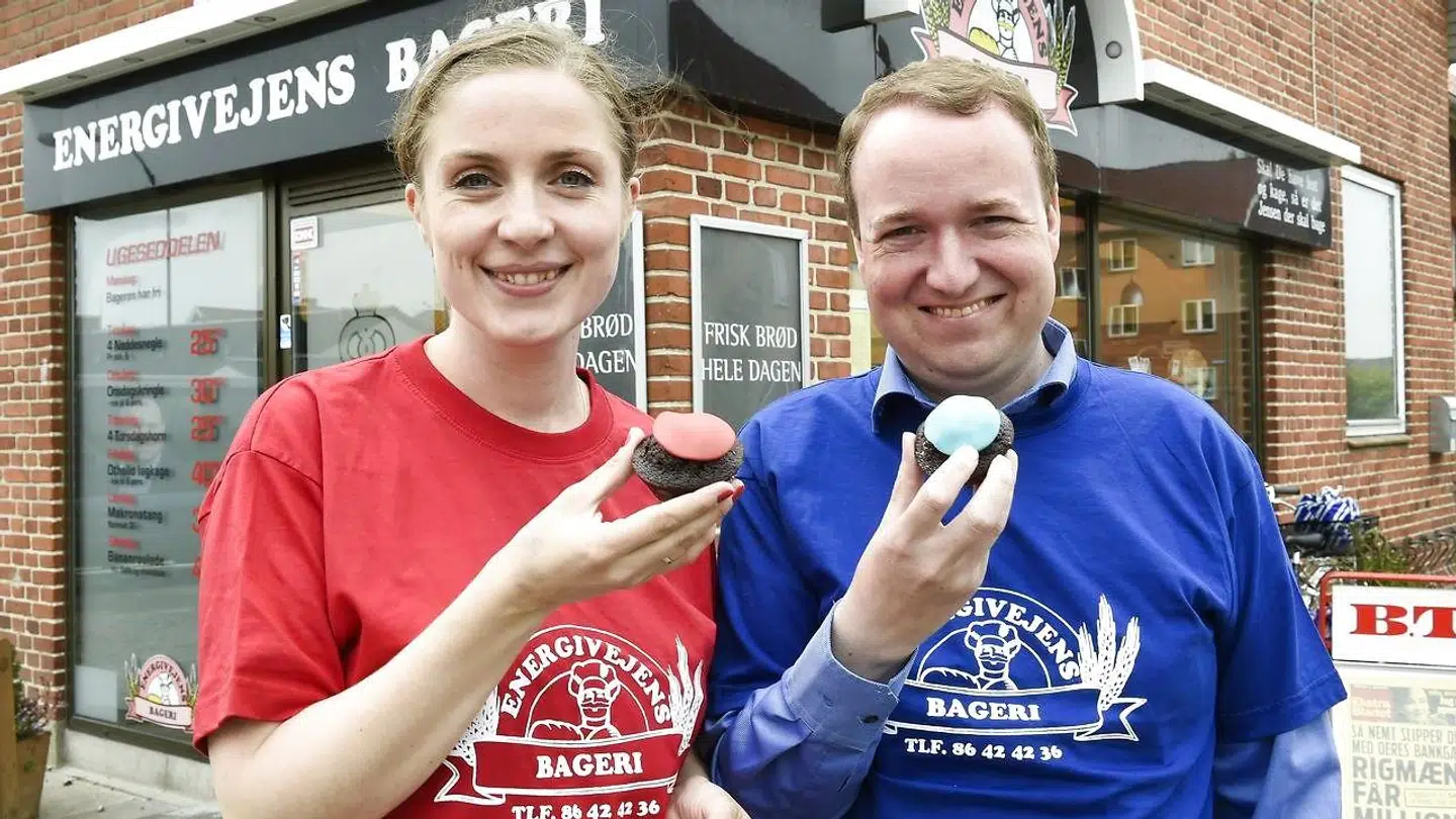 Maja Panduro og Venstres udenrigsordfører Michael Aastrup Jensen solgte cupcakes i valgkampen i 2015.