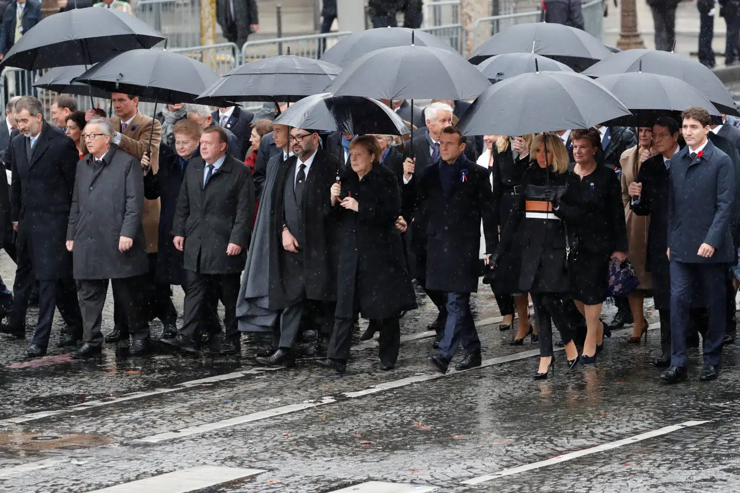 I et regnfyldt og gråt Paris markerer statsminister Lars Løkke Rasmussen sammen med en række andre stats- og regeringschefer 100-årsdagen for enden på Første Verdenskrig. Yves Herman/Reuters