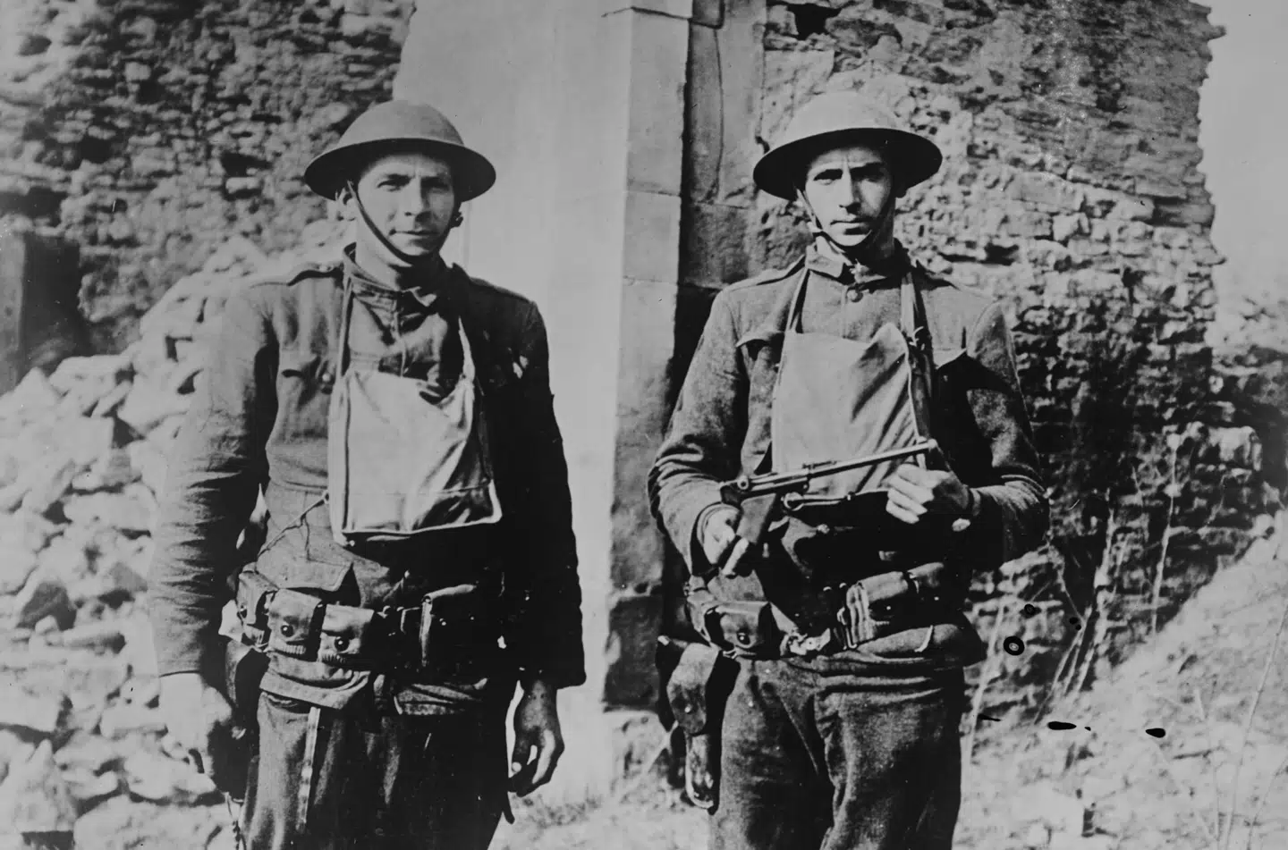 Søndag den 11. november er det 100 år siden, at Første Verdenskrig sluttede. Her ses to amerikanske soldater. I krigens sidste år trådte USA ind i krigen, men hvorfor var det nu lige, at det ressourcerige land gjorde det? Handout/Reuters