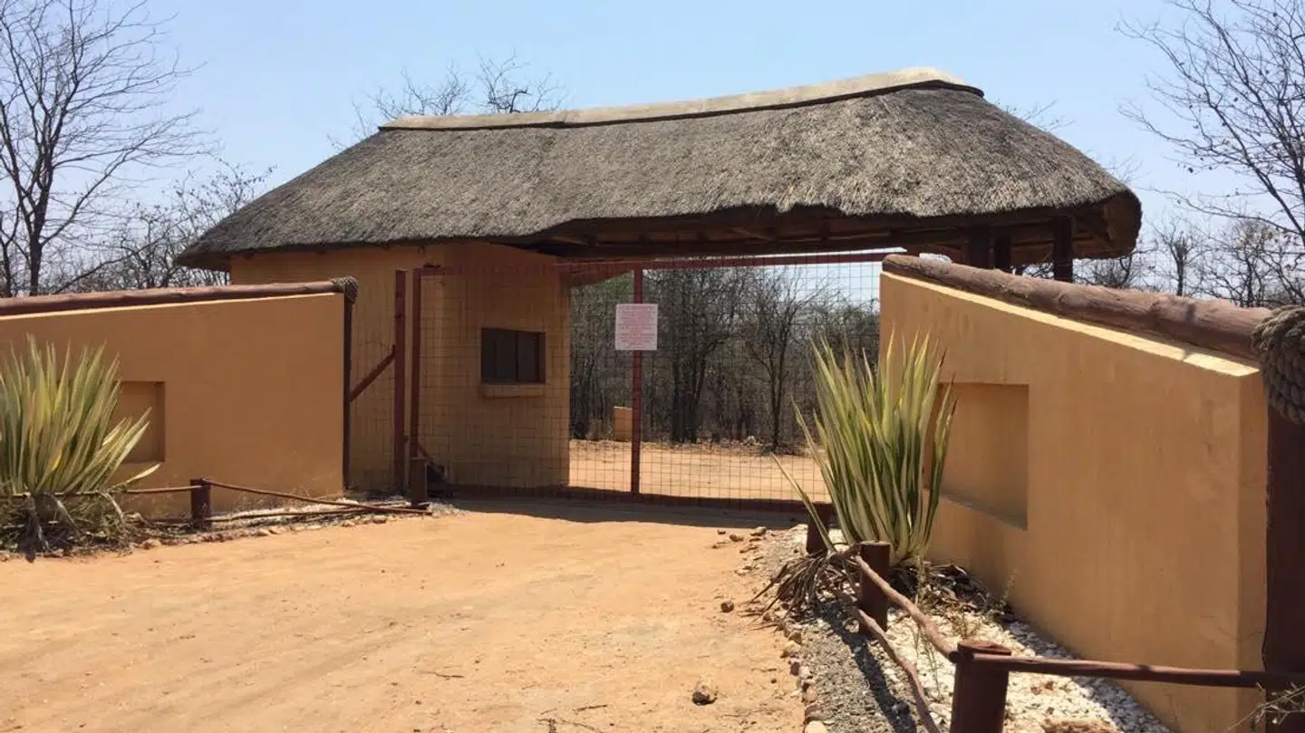 Her er indgangen til den grund, hvor Britta Nielsen ejer et hus i Sydafrika tæt på den verdenskendte Kruger National Park.