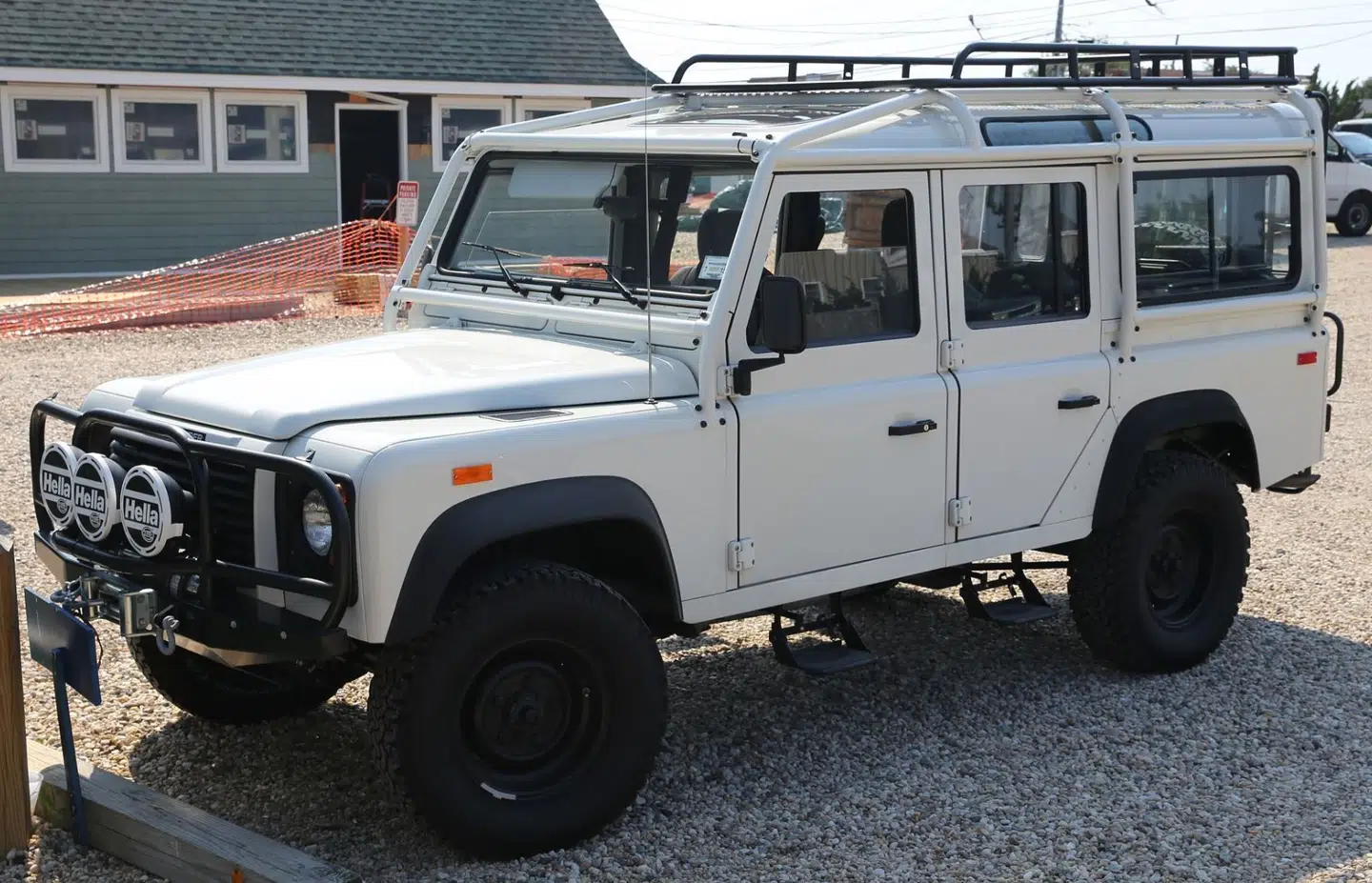Bilen på billedet er ikke Britta Nielsens bil, men en lignende Land Rover Defender model i hvid. Britta Nielsens bil var ligeledes udstyret med 'roof rack' og andre tilkøbte features.