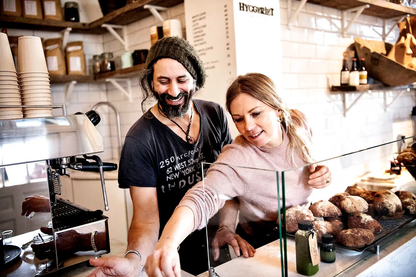 Sangeren Erann DD og hans kone, Lizette Mikkelsen, bor i Vedbæk, hvor de nu også åbner en ny café, Hyggeriet.