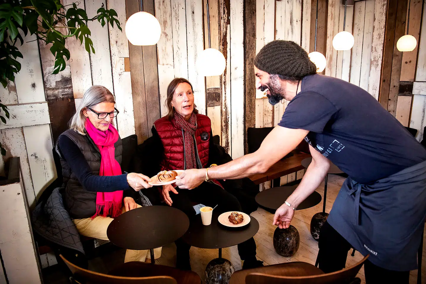 Erann DD serverer kardemommeboller for to kunder.