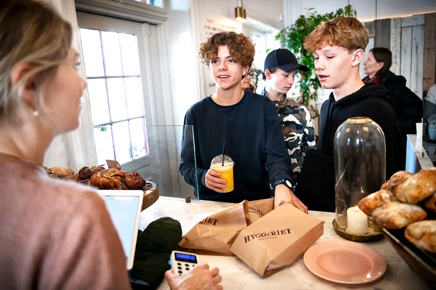 Tre teenagedrenge finder vej til cafeen i en pause fra skolen.