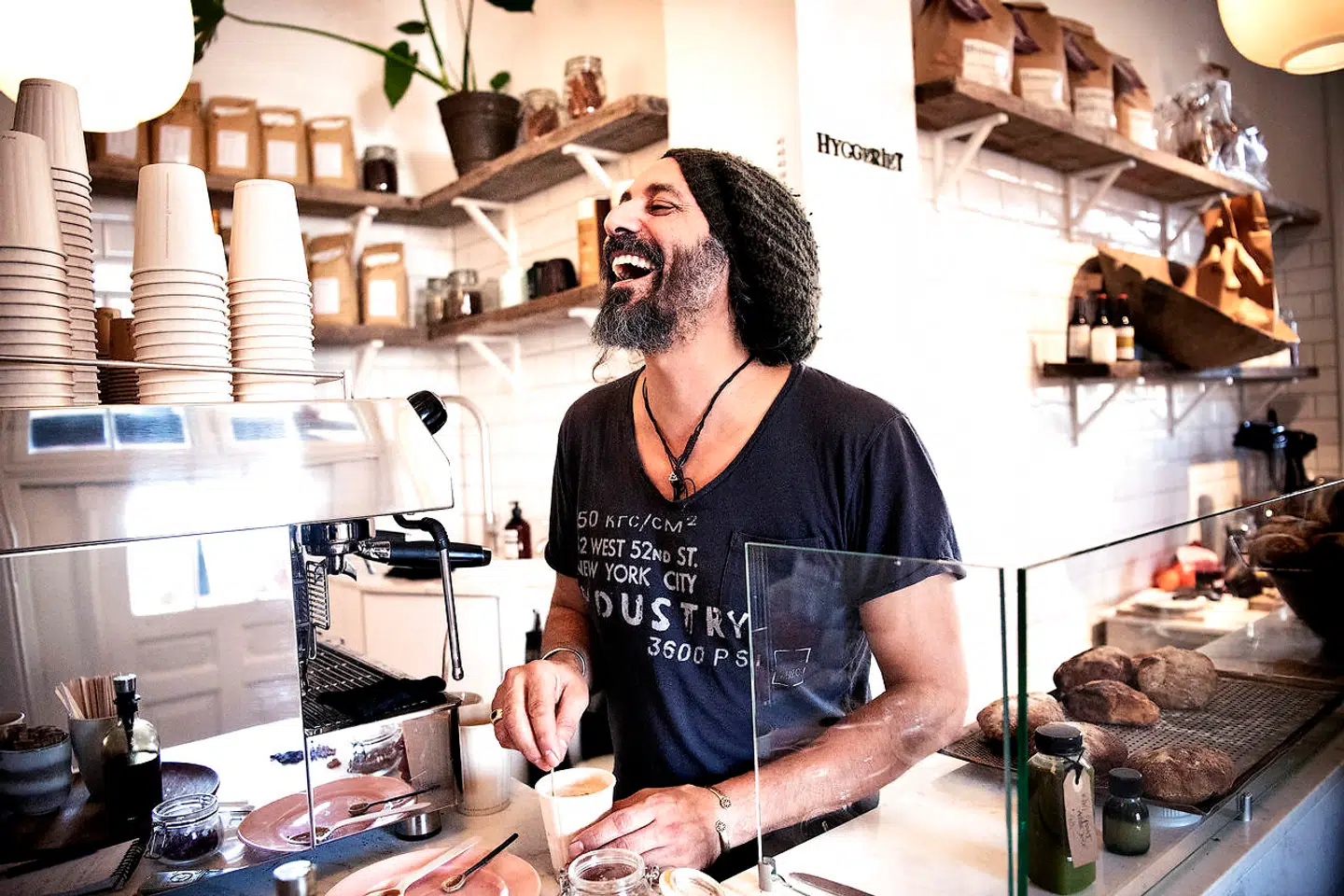 Erann DD mikser en hvid kaffe.