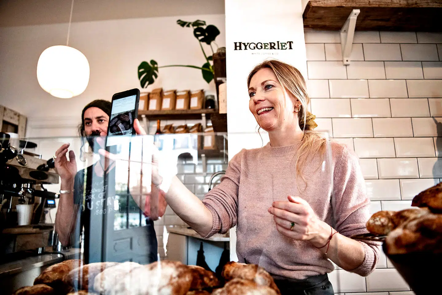 Hyggeriet sælger også et 200 år gammelt surdejsbrød, men der er udsolgt i øjeblikket, så Lizette viser brødet på et billede.