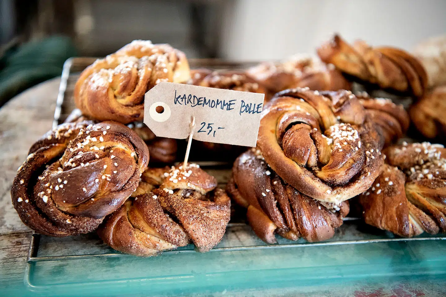 Lizette Mikkelsen bager selv Hyggeriets kardemommeboller.