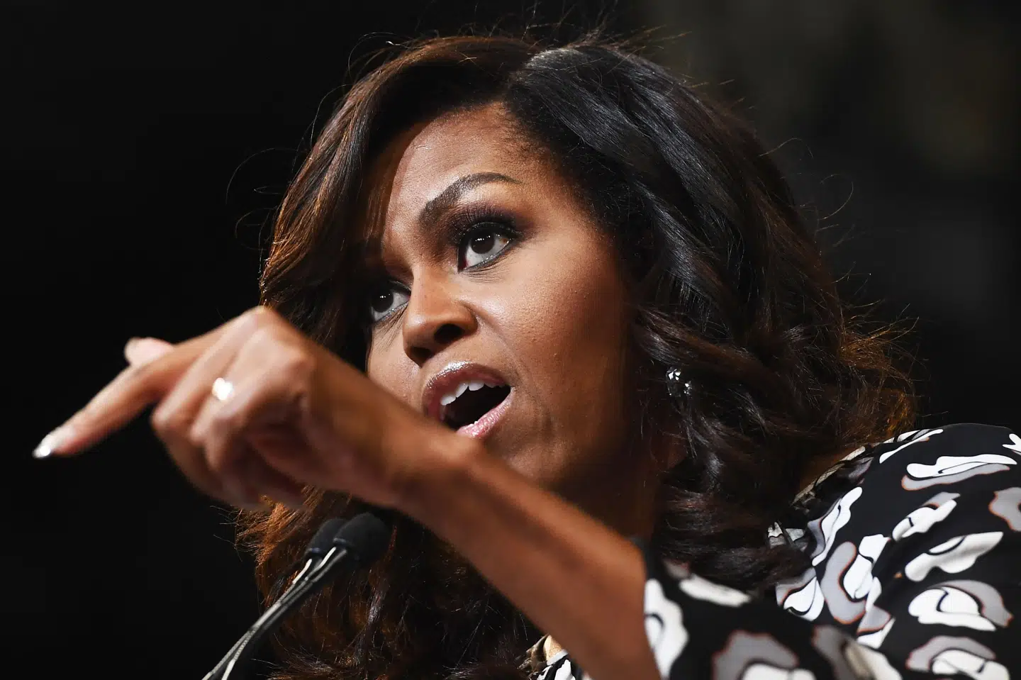 Michelle Obamas erindringer Becoming er i handlen fra tirsdag. Billedet er fra 27. oktober 2016 under et valgmøde til fordel for den demokratiske præsidentkandidat, Hillary Clinton. Jewel Samad/Ritzau Scanpix