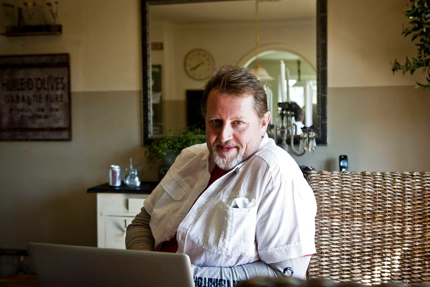 Alex nyborg Madsen er en dansk sanger og radiovært. Han har været medlem af bandsne Witch Cross, Savage Affair, Harlot, Ache og Led Zeppelin Jam.