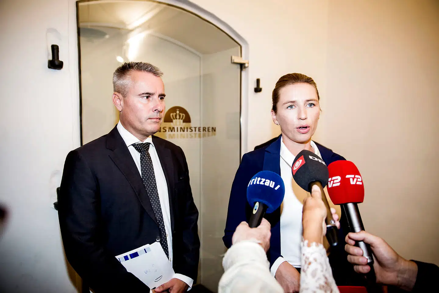 (ARKIV) Finansministeriet afholder sætte-møder med de forskellige partier. Her er det Socialdemokraterne der er på vej til mødet. Mette Frederiksen og Henrik Sass Larsen fotograferet den 2. september 2016. S-formanden ser gerne en debat om konventionerne, men understreger, at Danmark ikke skal udtræde af dem. Det skriver Ritzau, torsdag den 8. november 2018.. (Foto: © Uffe Weng/Ritzau Scanpix)