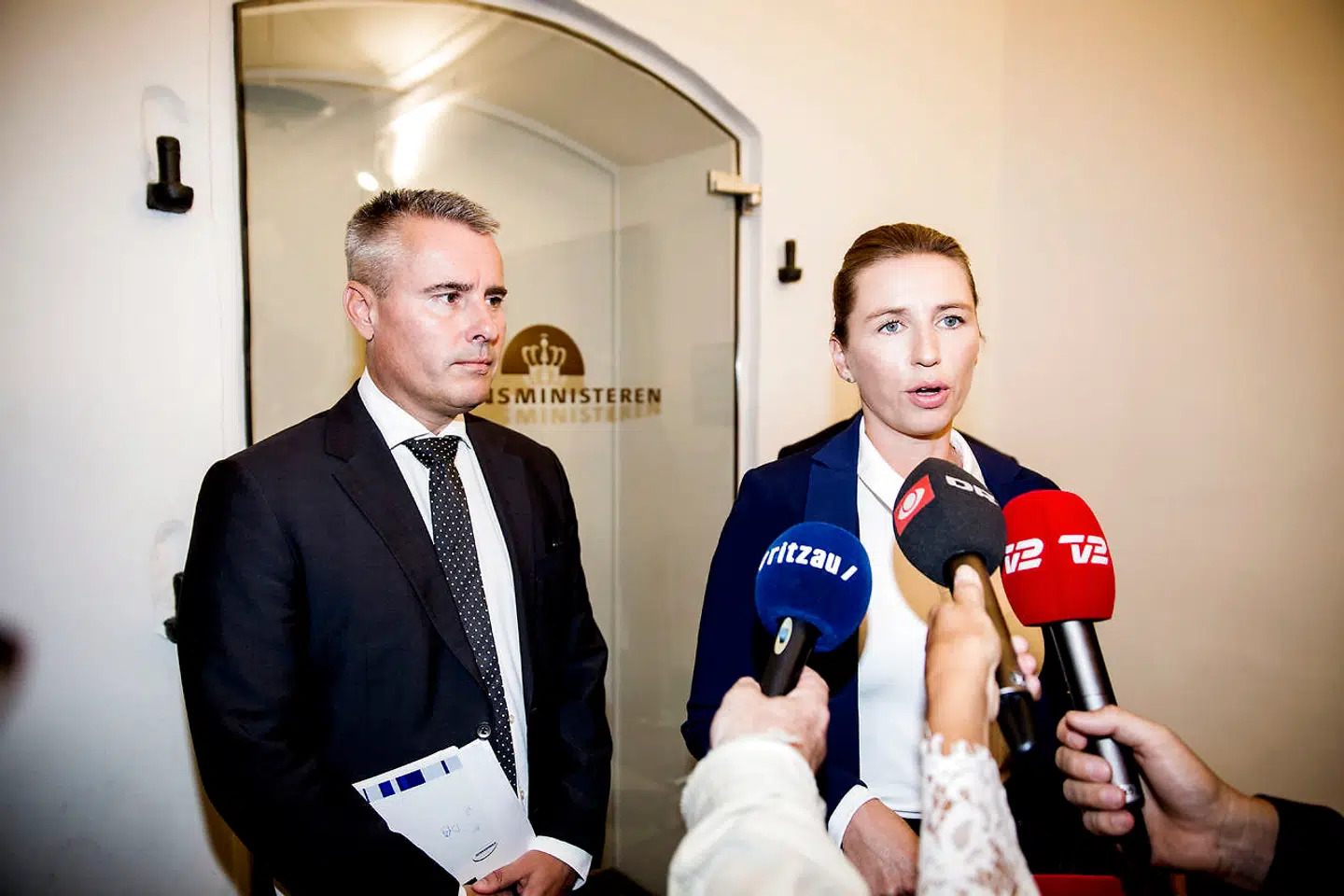 (ARKIV) Finansministeriet afholder sætte-møder med de forskellige partier. Her er det Socialdemokraterne der er på vej til mødet. Mette Frederiksen og Henrik Sass Larsen fotograferet den 2. september 2016. S-formanden ser gerne en debat om konventionerne, men understreger, at Danmark ikke skal udtræde af dem. Det skriver Ritzau, torsdag den 8. november 2018.. (Foto: © Uffe Weng/Ritzau Scanpix)