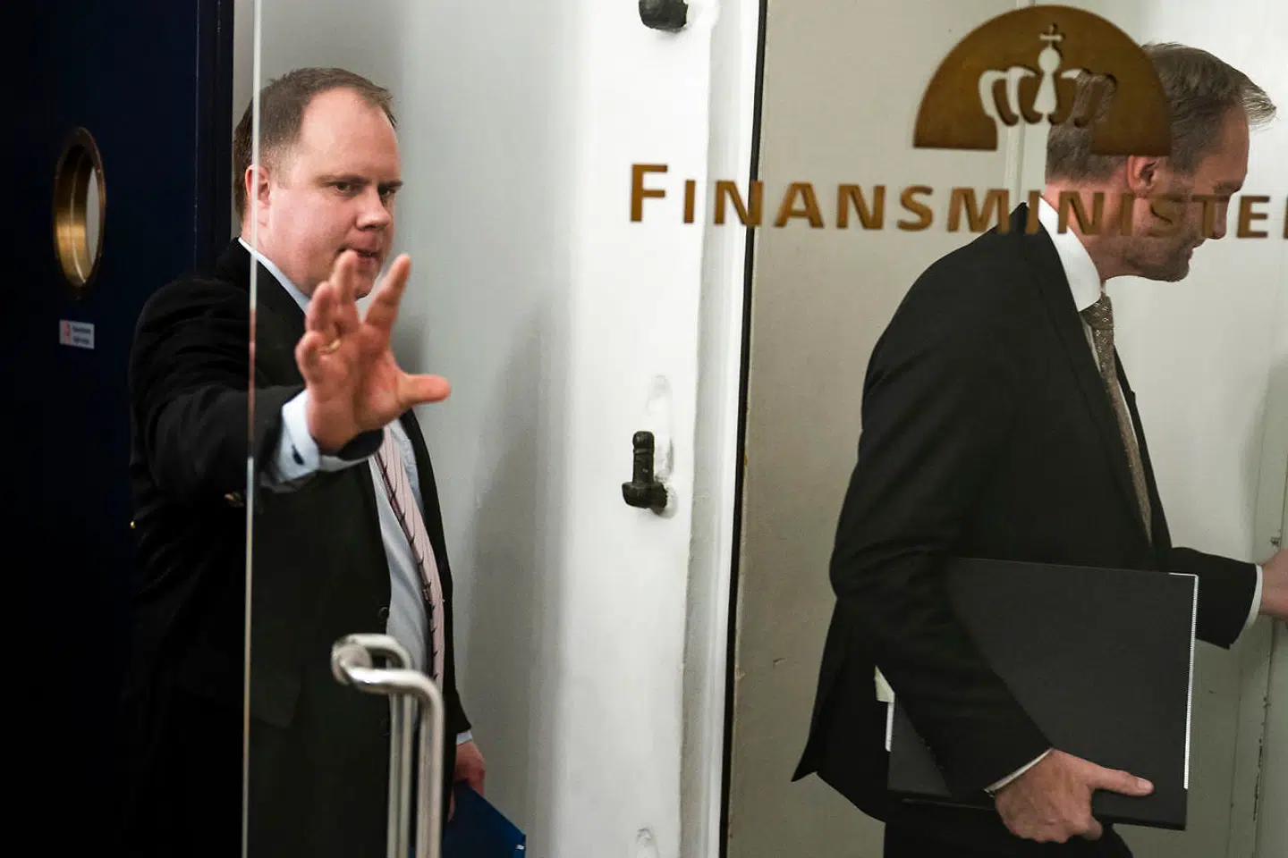 »Dobbeltspil,« lyder anklagen fra Martin Henriksen (DF), her på vej ind i Finansministeriet.