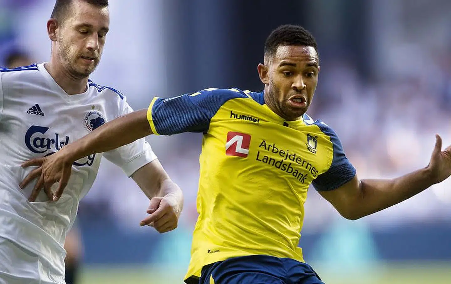 Brøndbys Kevin Mensah og FCKs Michael Lüftner under Superligaens mesterskabsspil mellem FCK-Brøndby i Telia Parken.