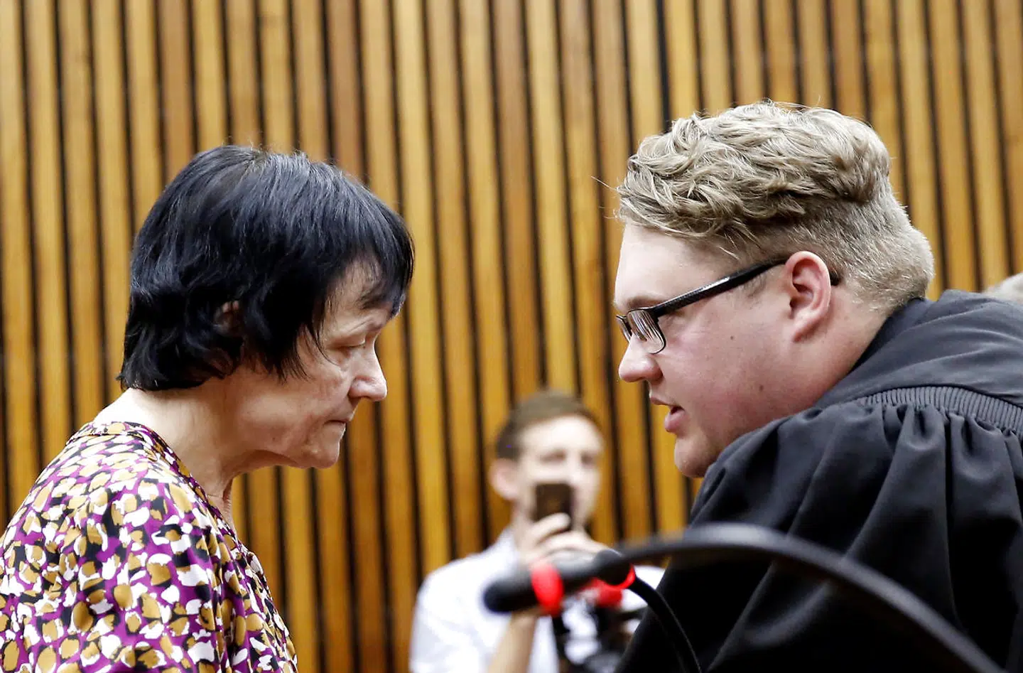 Den svindelmistænkte danske kvinde Britta Nielsen var torsdag i retten i Johannesburg i Sydafrika, hvor der skulle tages stilling til, om Britta Nielsen kunne blive udleveret til Danmark.På forhånd var flere i tvivl om, hvor lang tid der ville gå, før den danske kvinde kunne komme hjem, men torsdag besluttede den sydafrikanske ret, at Britta Nielsen kan hoppe på et fly hjem til Danmark her til aften.