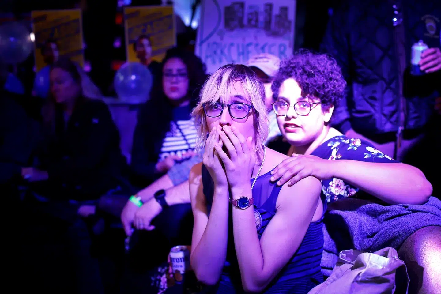 Alexandria Ocasio-Cortez' følgere venter i spænding, mens resultaterne tikkede ind tirsdag aften.