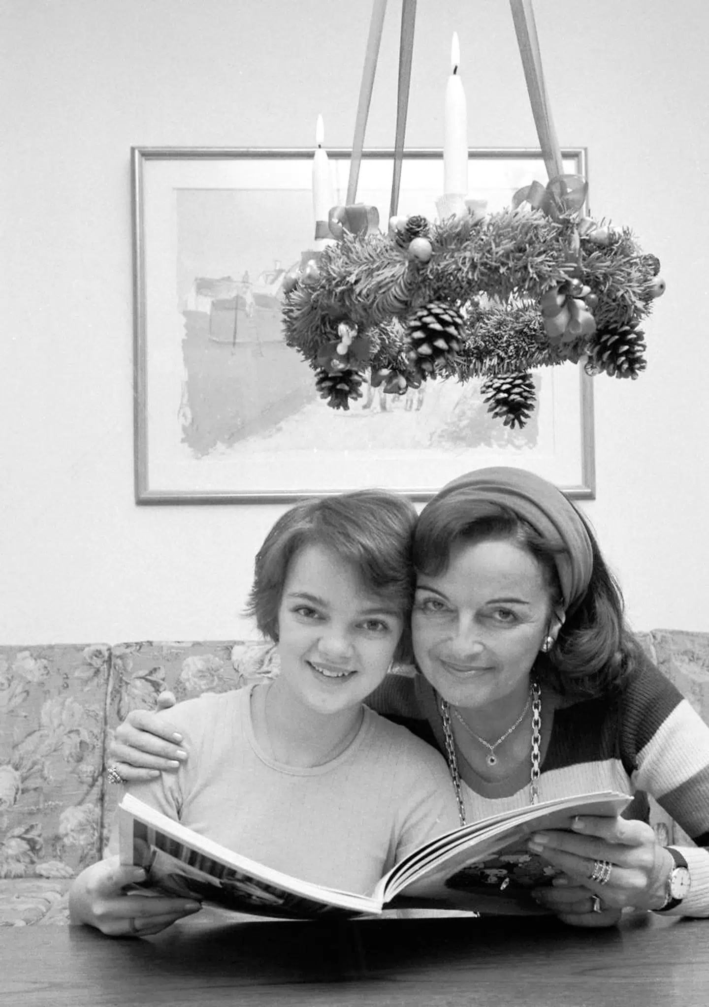 ARKIVFOTO af Pusle Helmuth som barn sammen med sin mor - skuespillerinden Jeanne Darville.