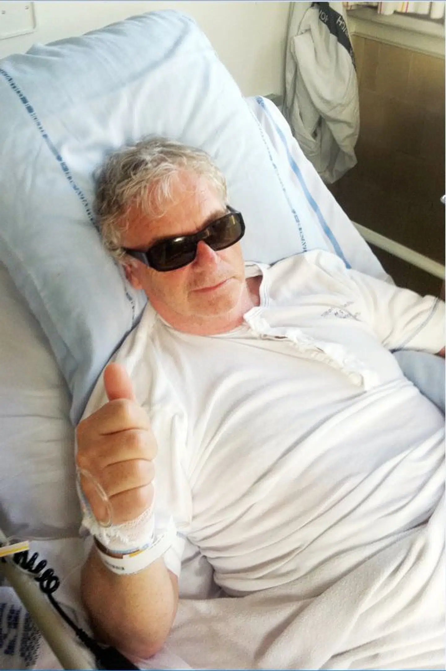 Michael Bundesen, da han var indlagt på hospitalet efter en blodprop. Foto: Privat