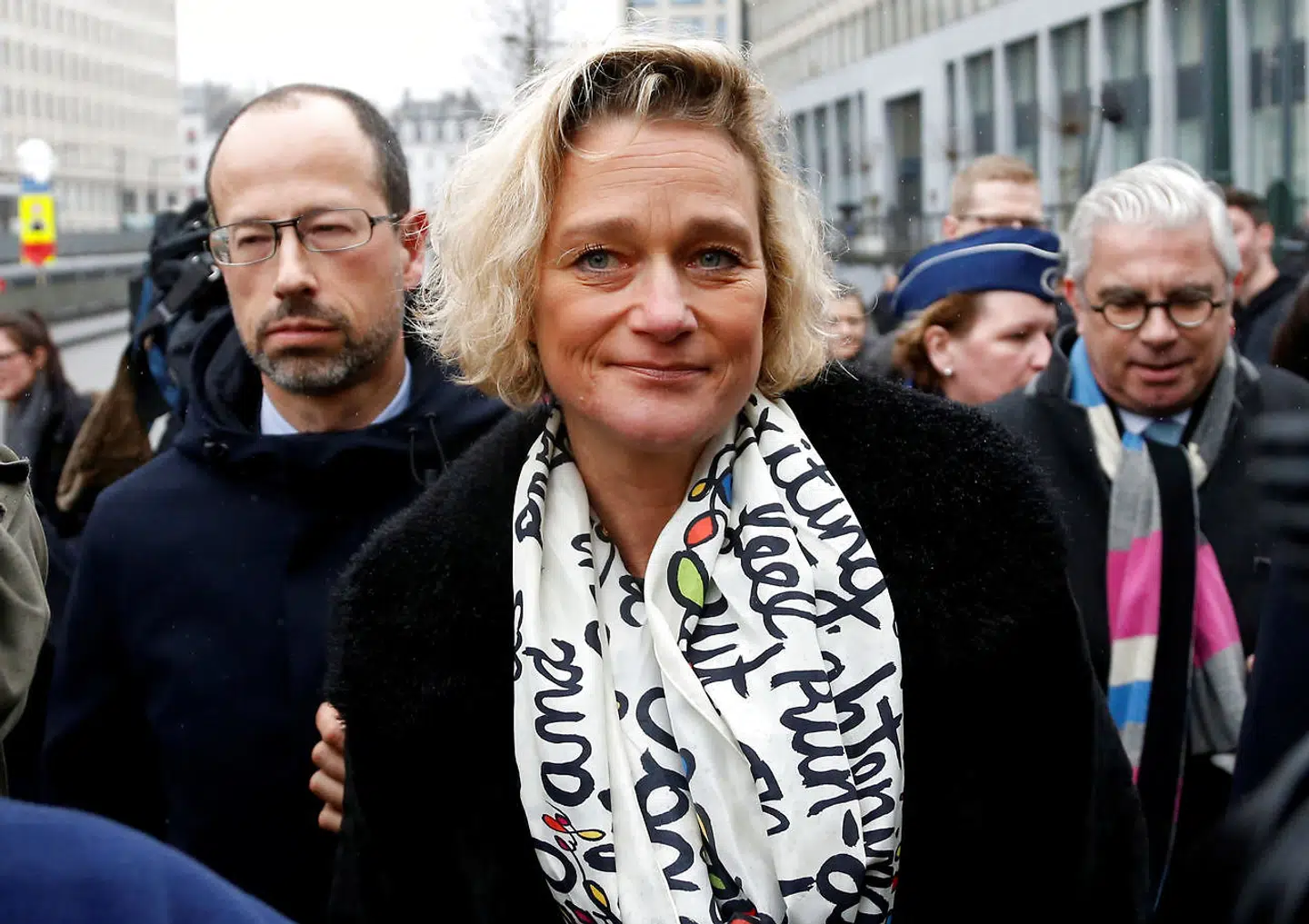 Delphine Boël og hendes advokater forlader retsbygningen, efter den nye høring i sagen om den tidligere kong Alberts mulige faderskab til Delphine.